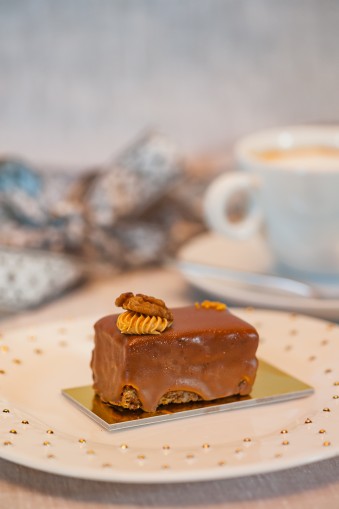 Mini walnut cake