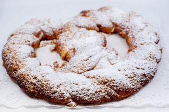 Pretzel with cottage cheese and marmalade