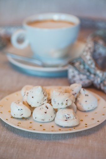 Meringue cookies with cranberries and pistachios