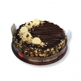 Īsta bezē torte ar šokolādi un riekstiem