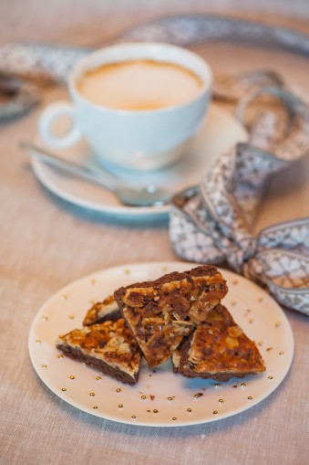 Almond triangle cookies with chocolate