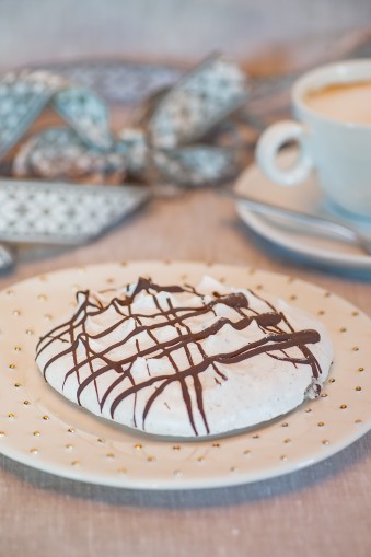 Meringue with chocolate