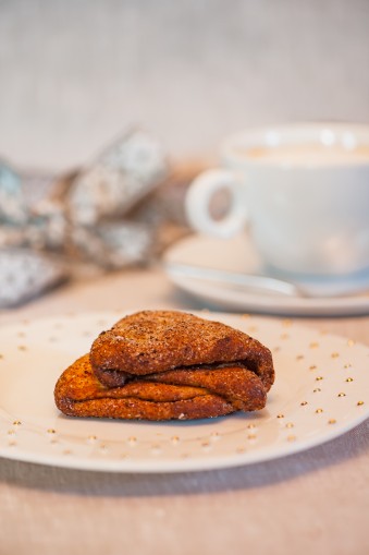 Bun "Biezpiena kabatiņa" with breadcrumbs